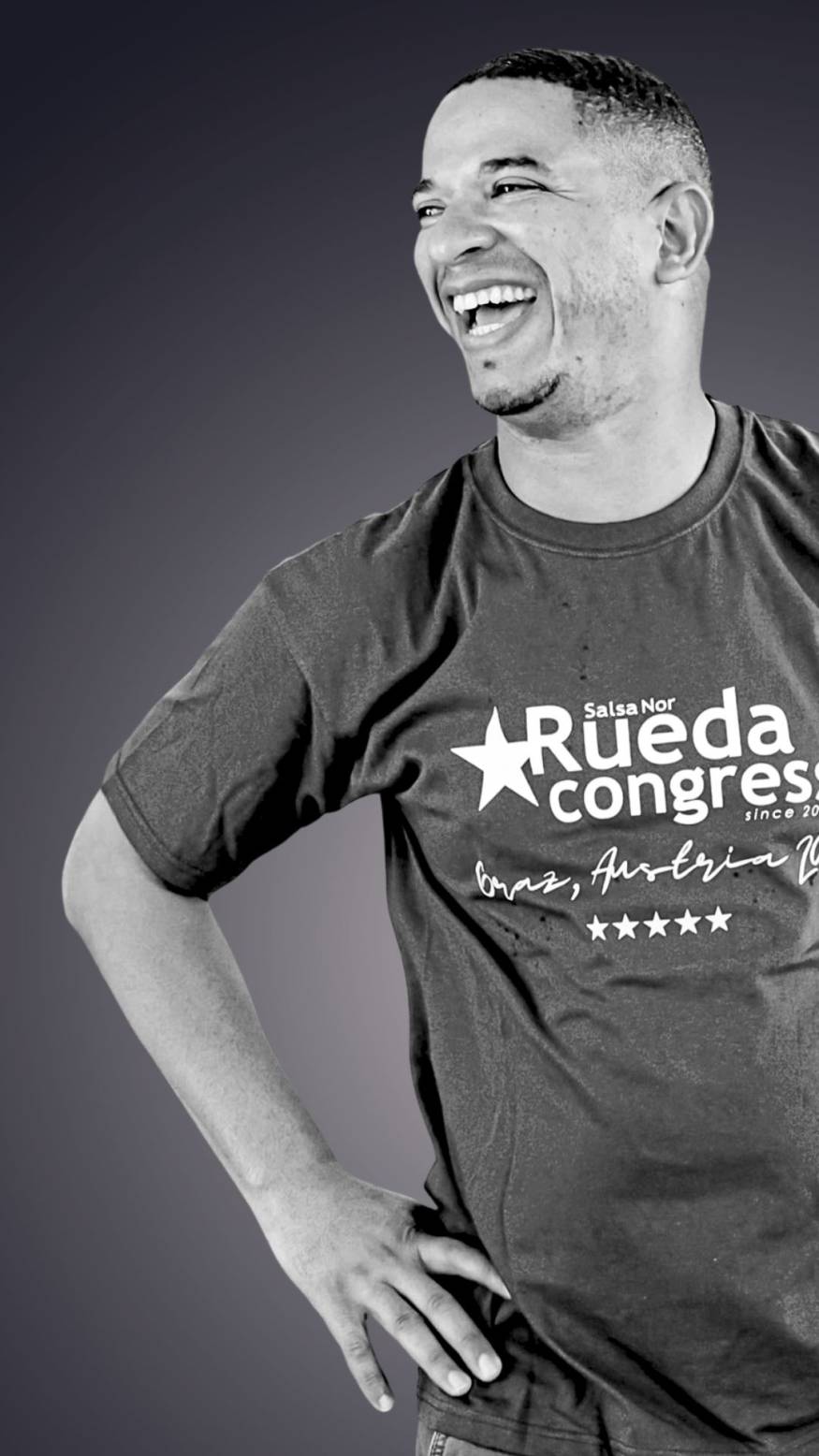 Mario Acea smiling in a SalsaNor Rueda Congress t-shirt.